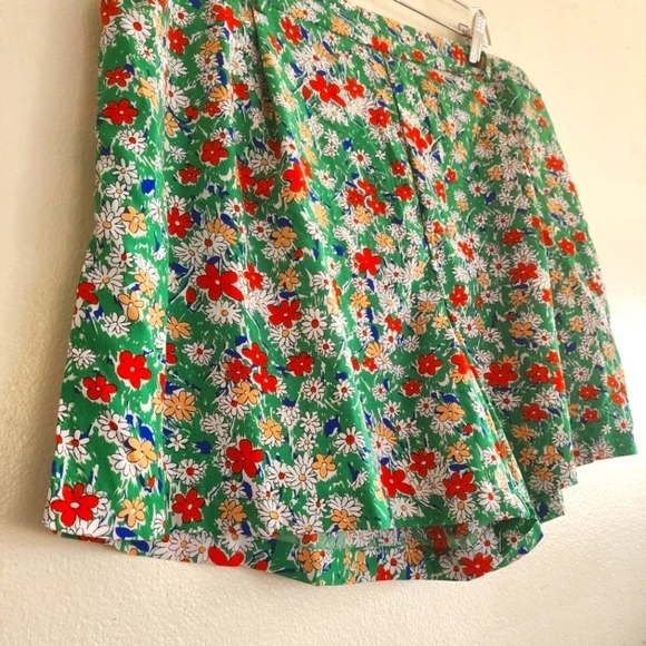 SHEIN Plus Floral Green Shorts 1X - Picture 2 of 8
